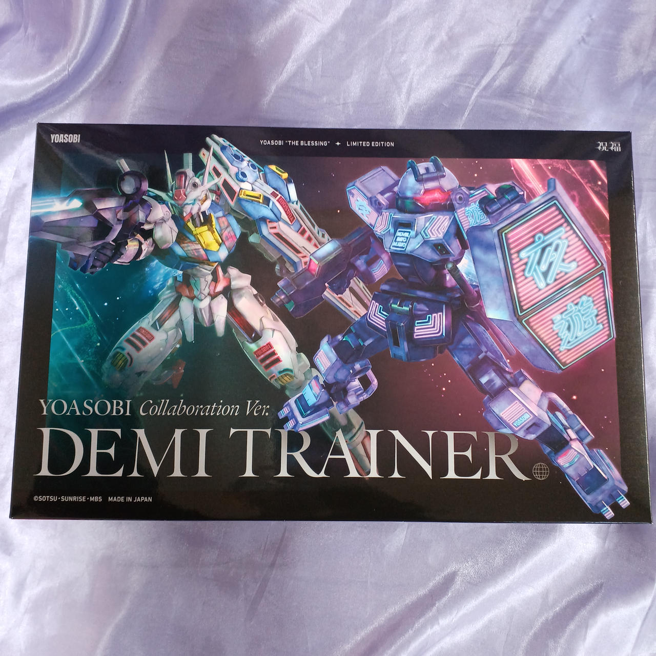 全体的に細かなキズ・汚れあります。