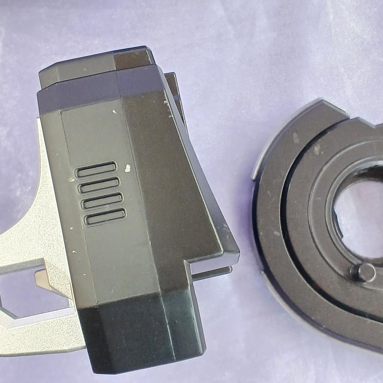 スレキズ・塗装削れあります。