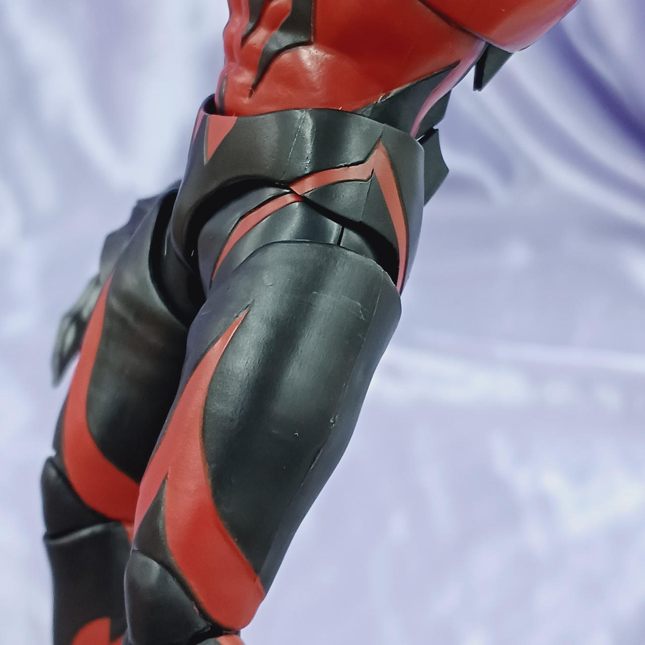 もも周辺キズ・汚れ目立ちます。