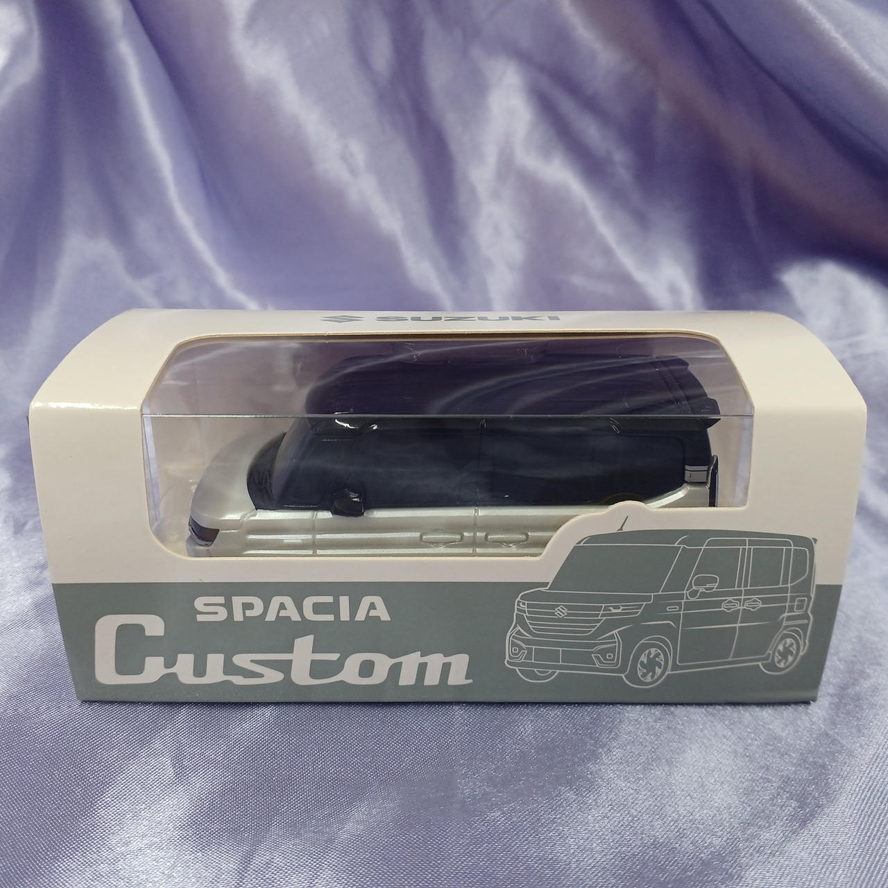 全体的に細かな箱傷み・汚れあります。