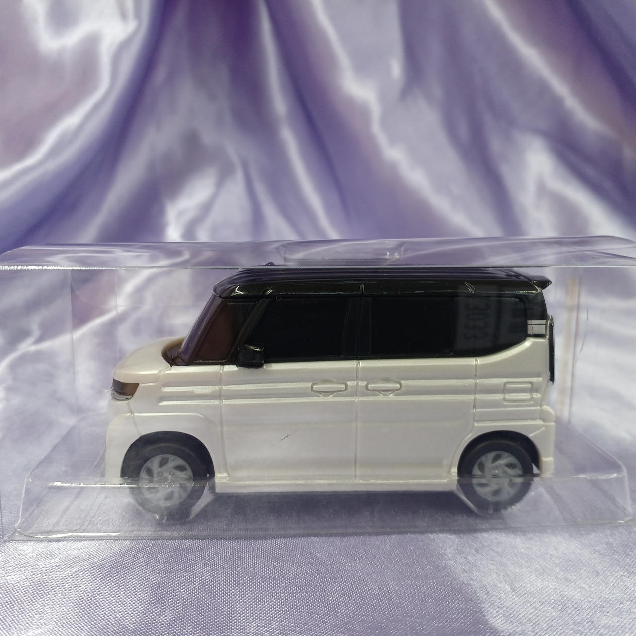 全体的に細かなスレキズ・汚れあります。