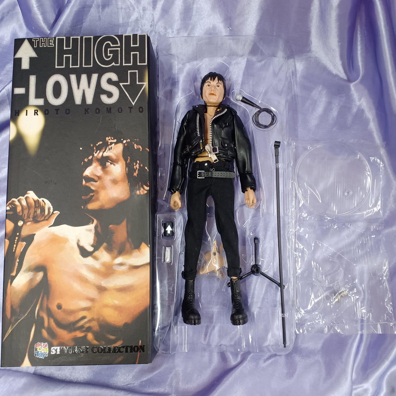 開封品、傷み・汚れ強めです。