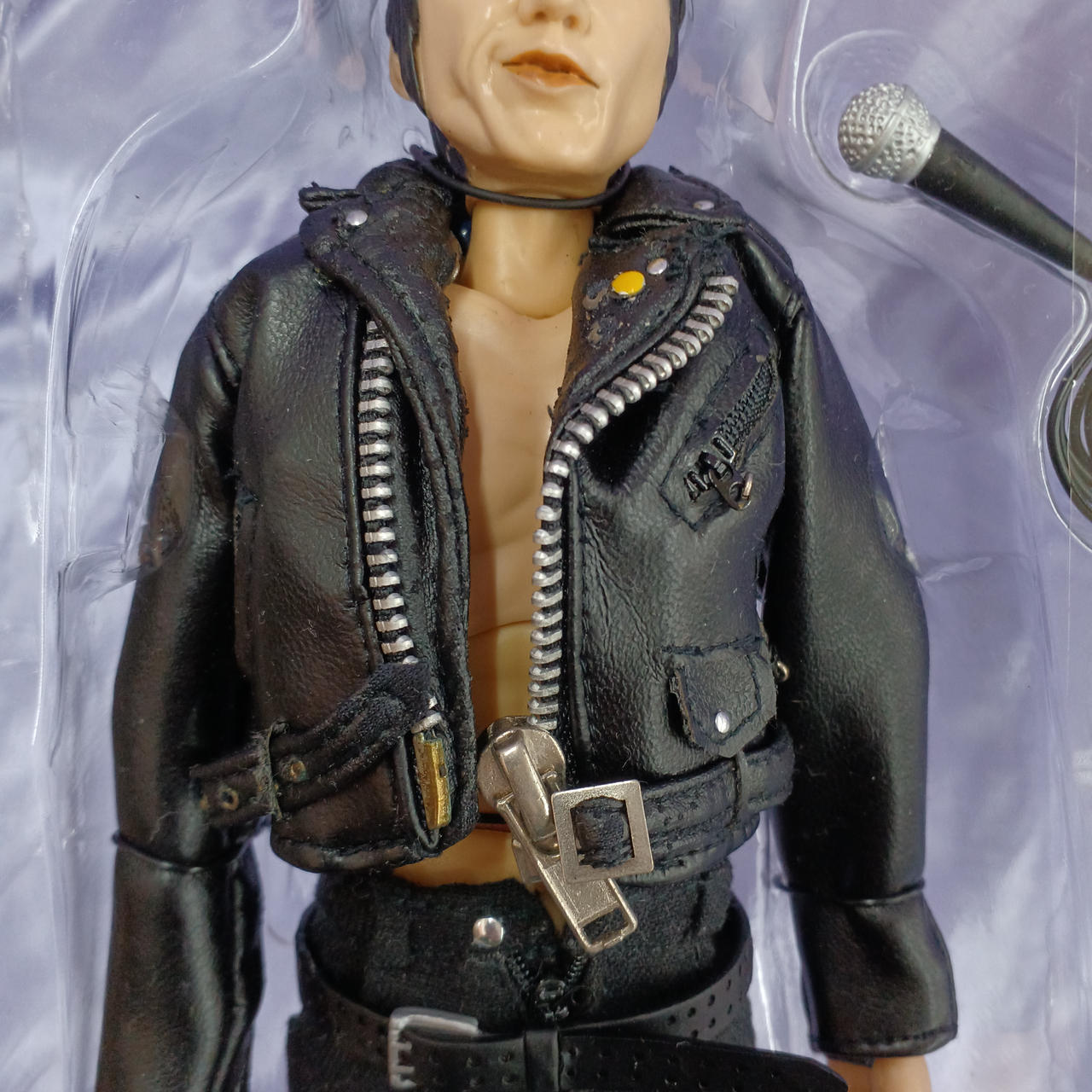 ジャケットやベルトが劣化し剥がれます。