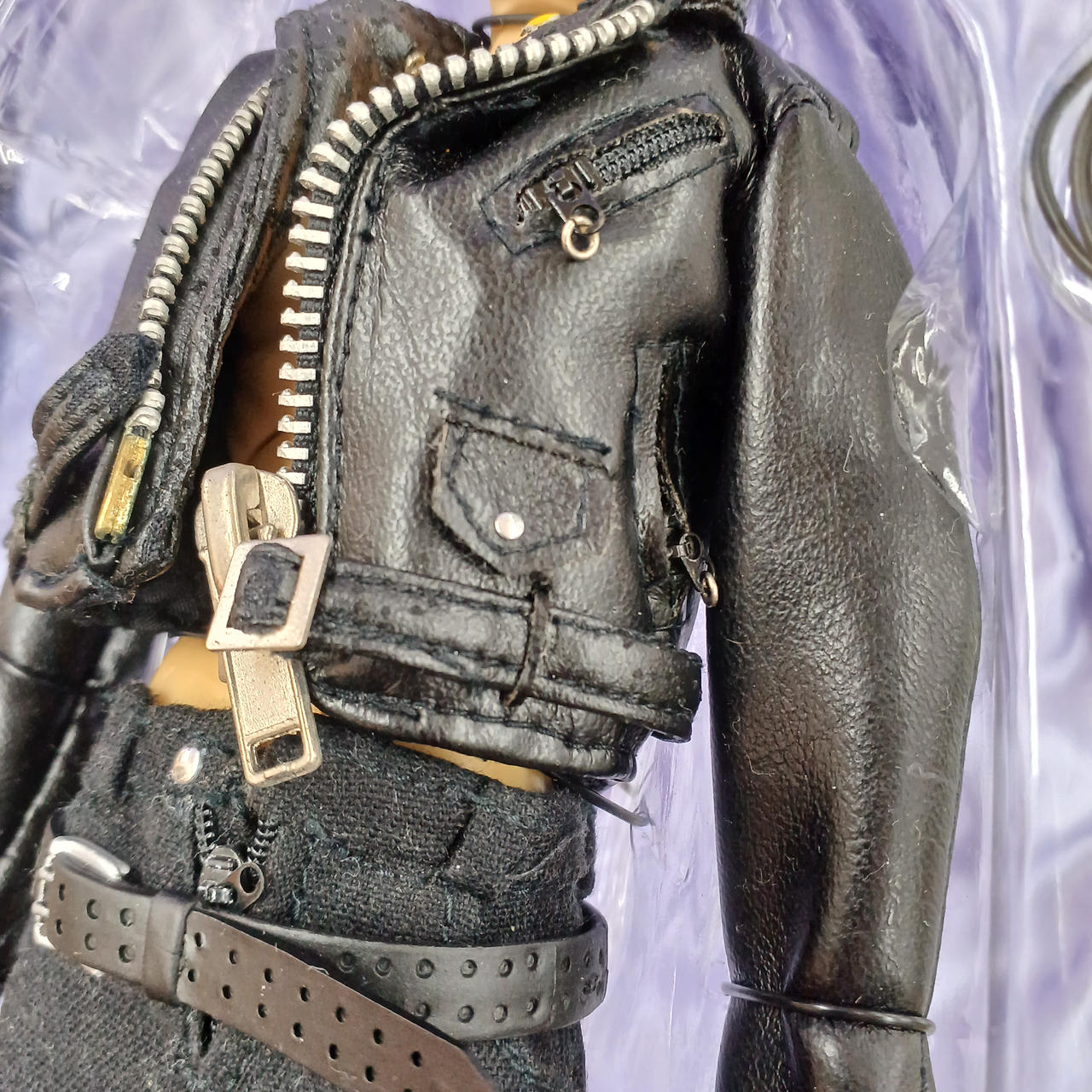 ジャケットやベルトが劣化し剥がれます。