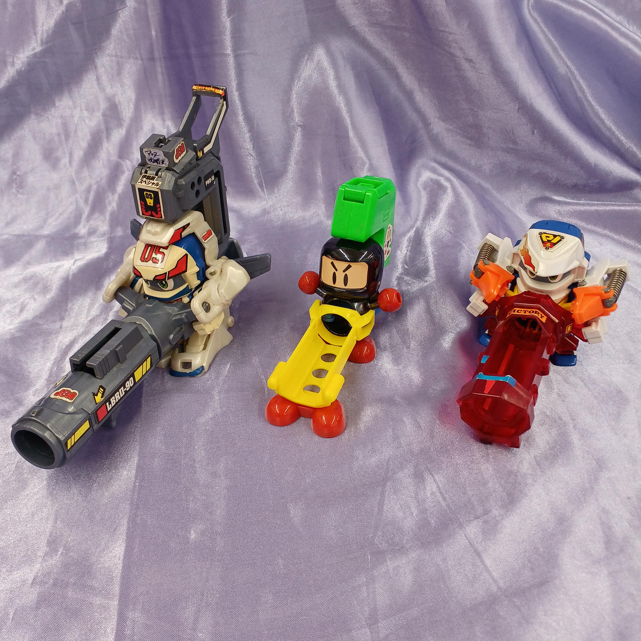 全体的にキズ・汚れ強めです。