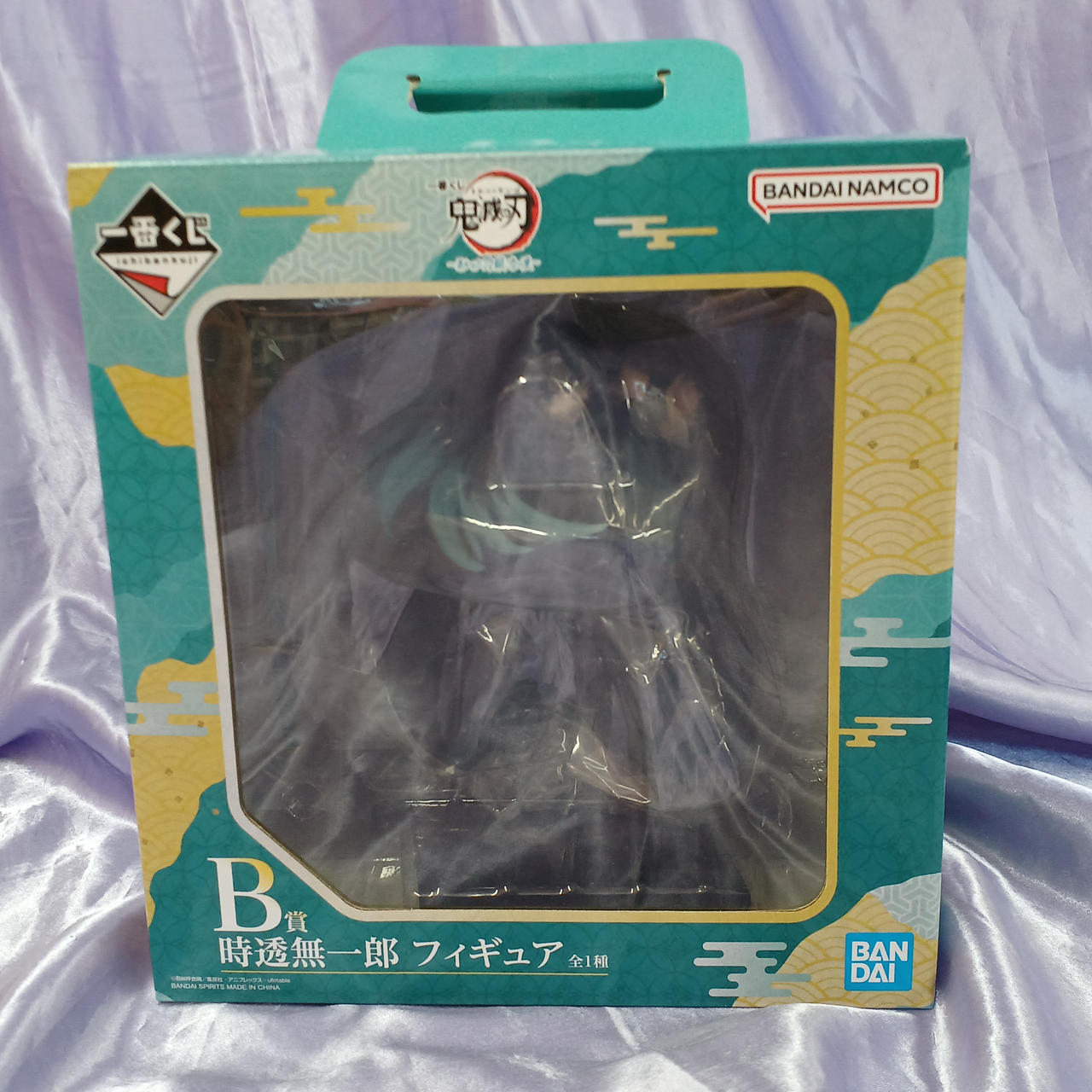 全体的に箱傷みあります。
