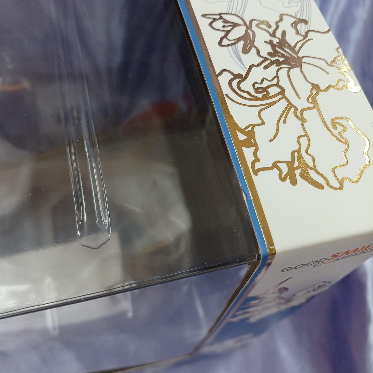 箱傷みあります。
