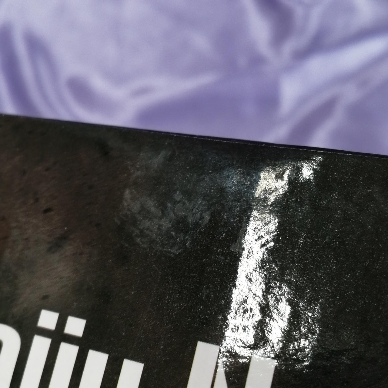 テープ跡あります。