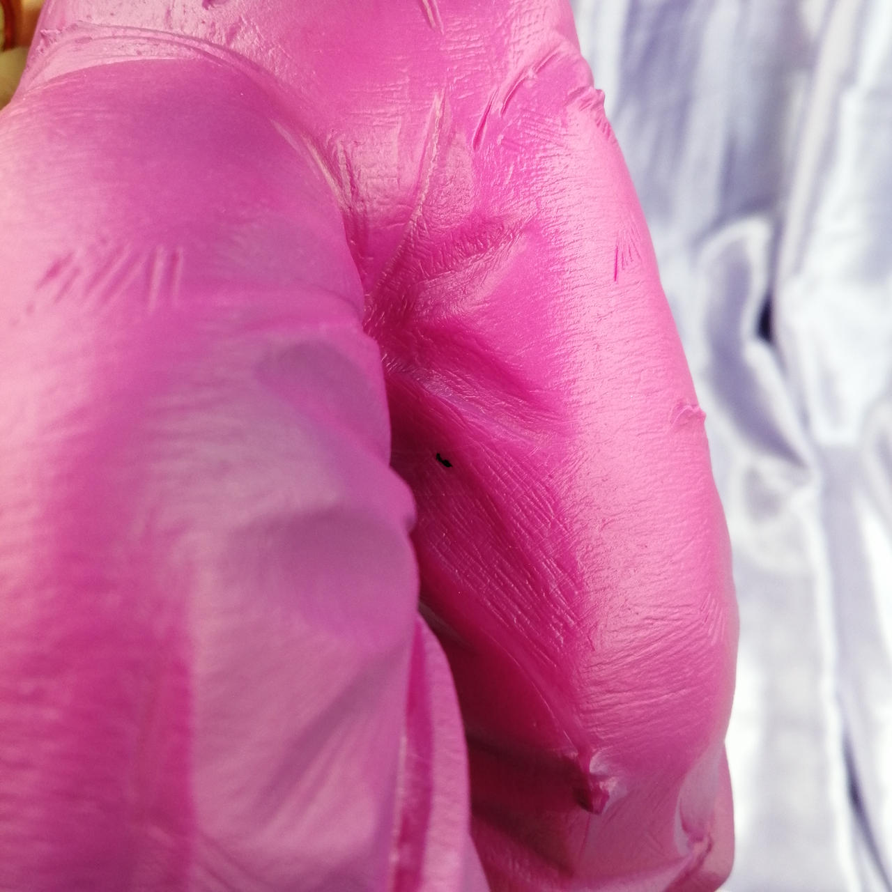 内腿に汚れまたは初期塗装不良あります。