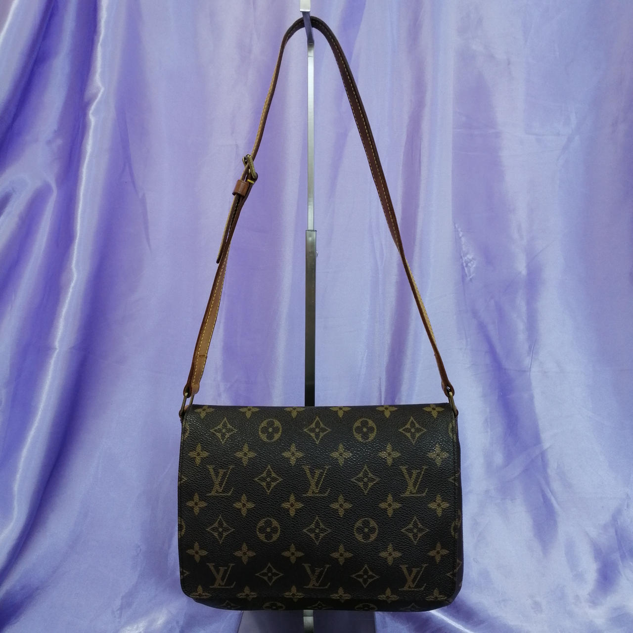 全体的にスレキズ・シミ汚れあります。