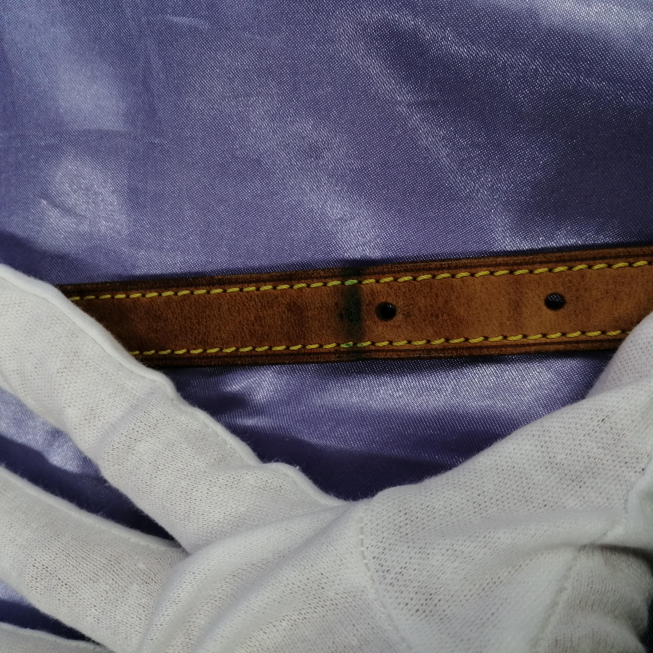 金具による変色あります。