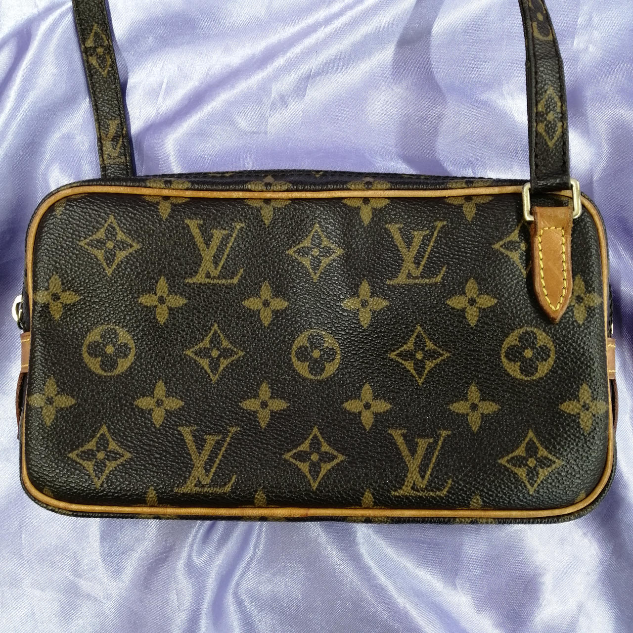 スレキズ・シミ汚れあります。