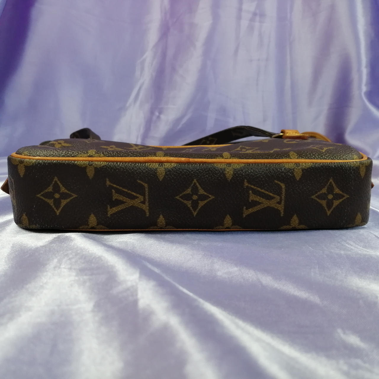 スレキズ・シミ汚れあります。