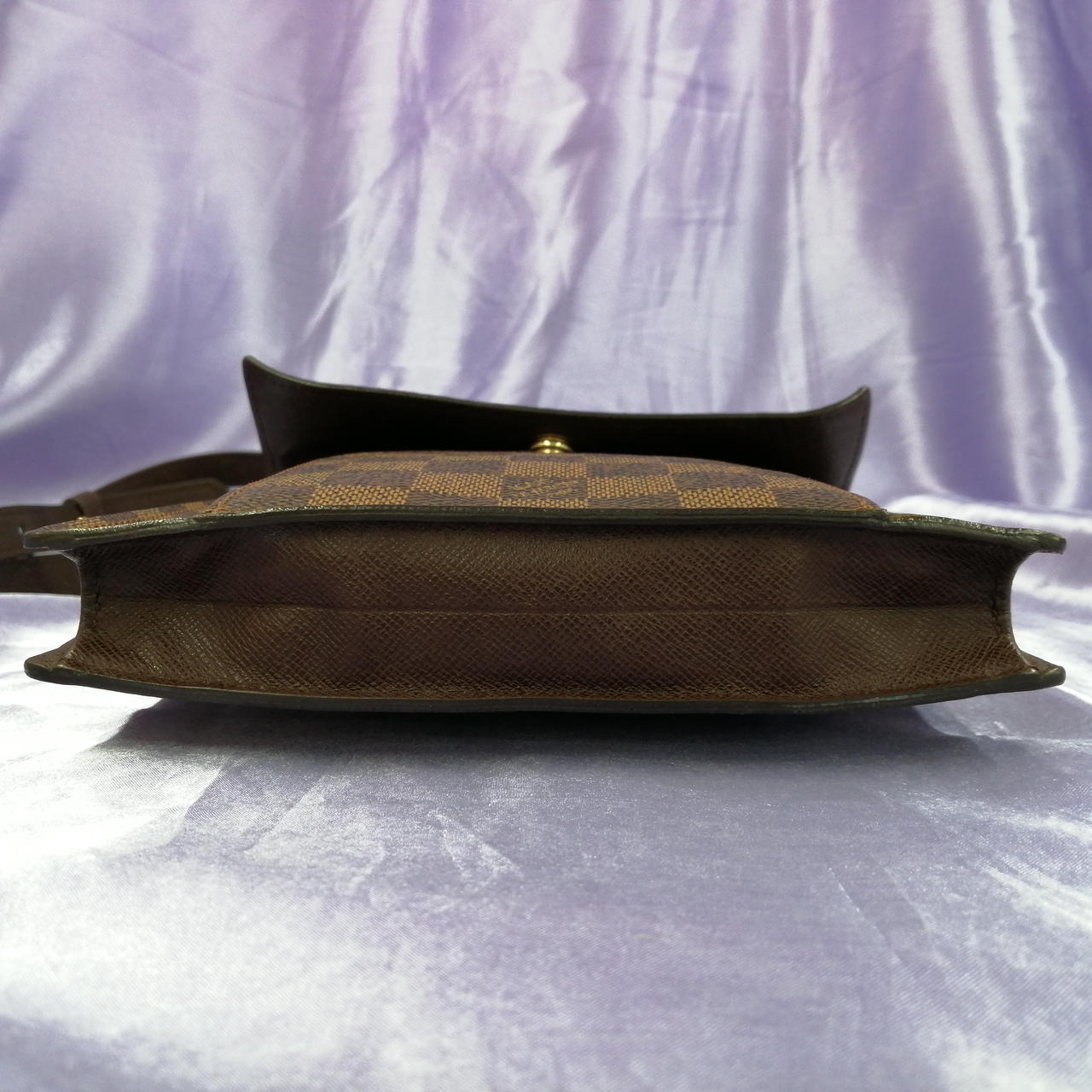 スレキズあります。