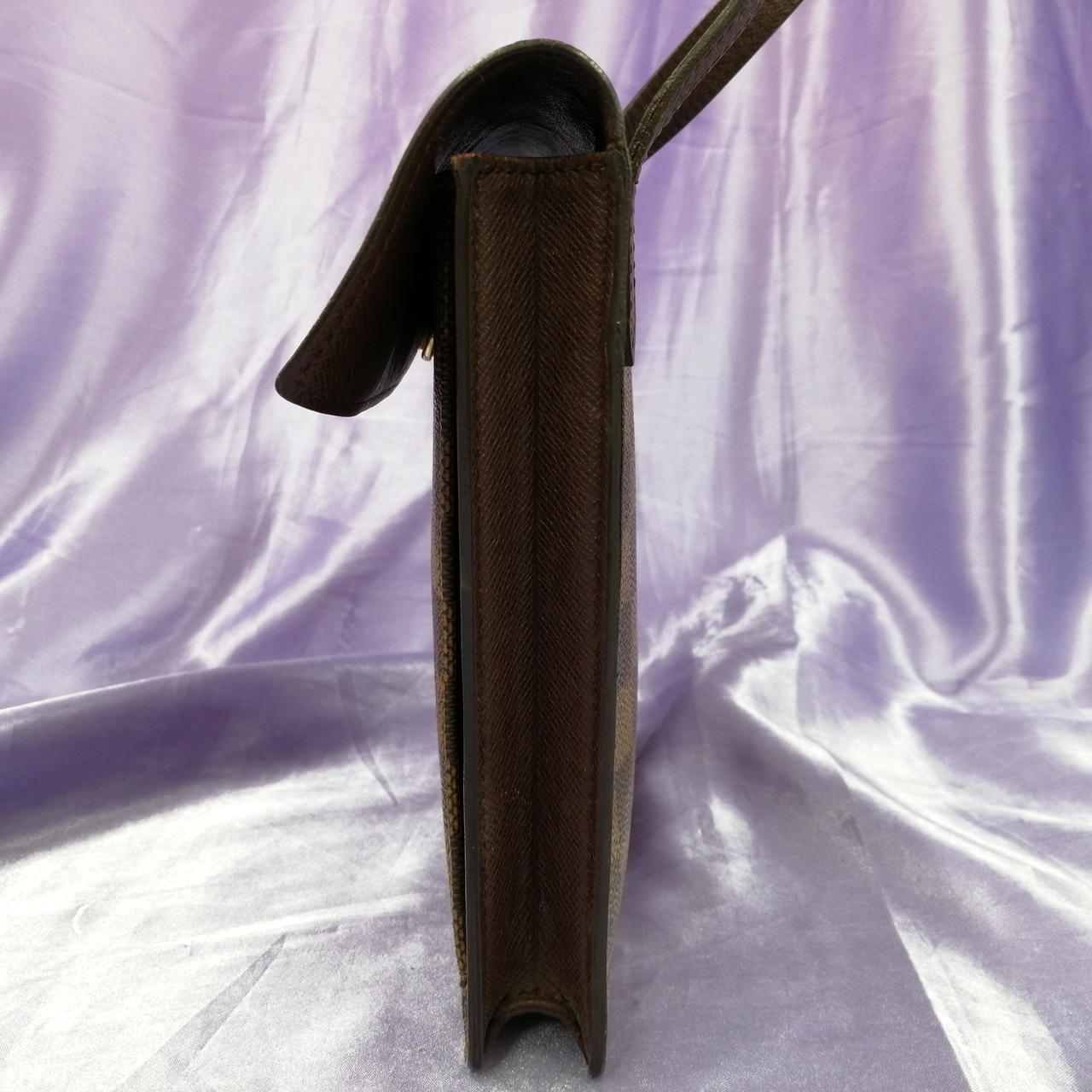 スレキズあります。