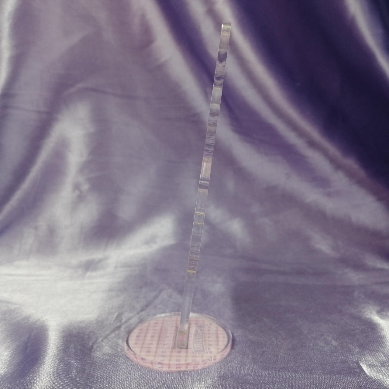 少し緩く、差し方によっては傾きます。