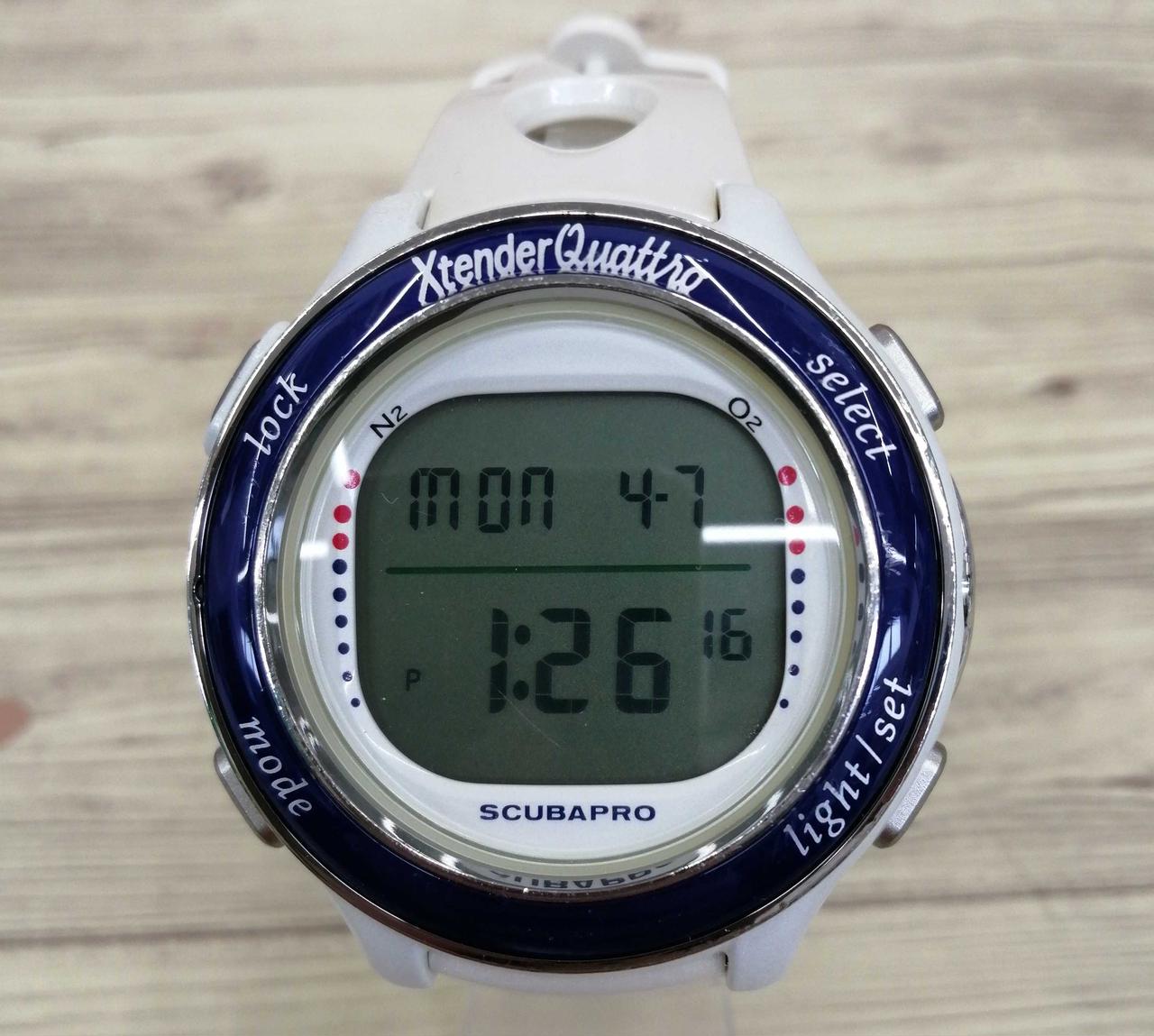 斜めの小さな傷や縁に細かな傷があります