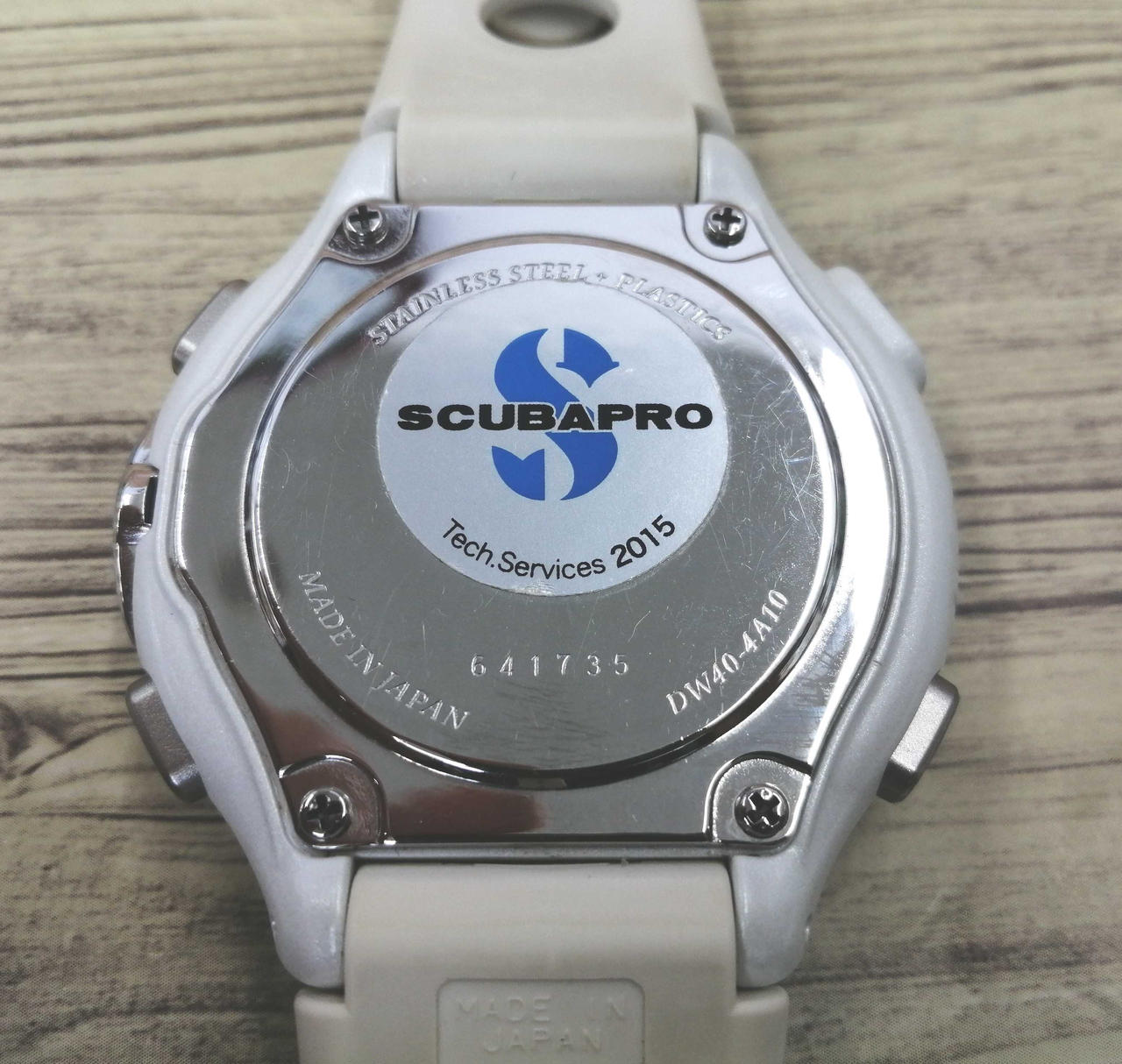 裏面細かな傷が見受けられます