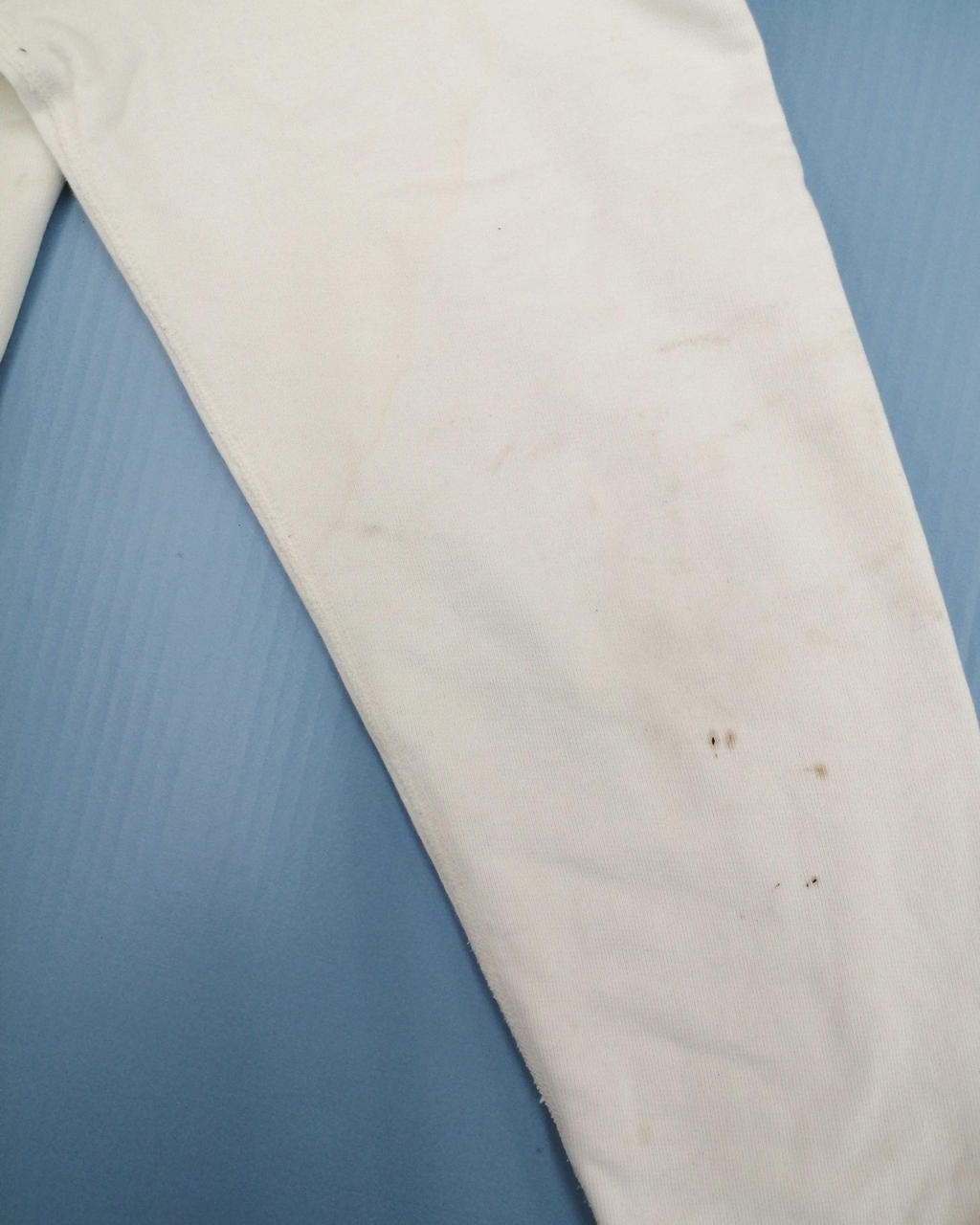 シミ、汚れあり。