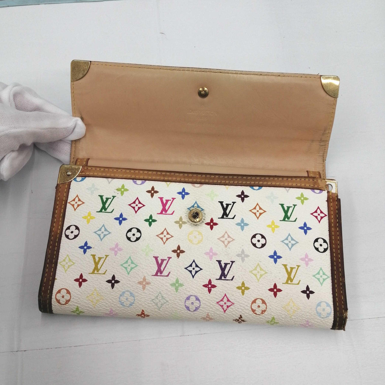 片方金具がとれてます。