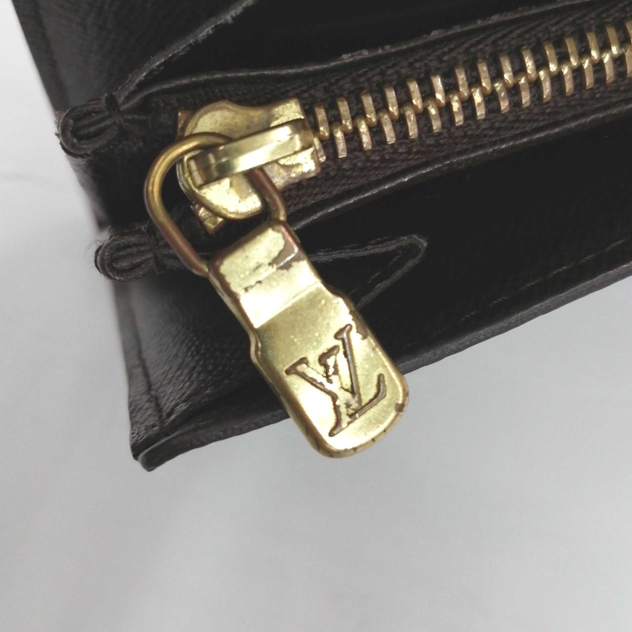 剥がれ、変色あり。