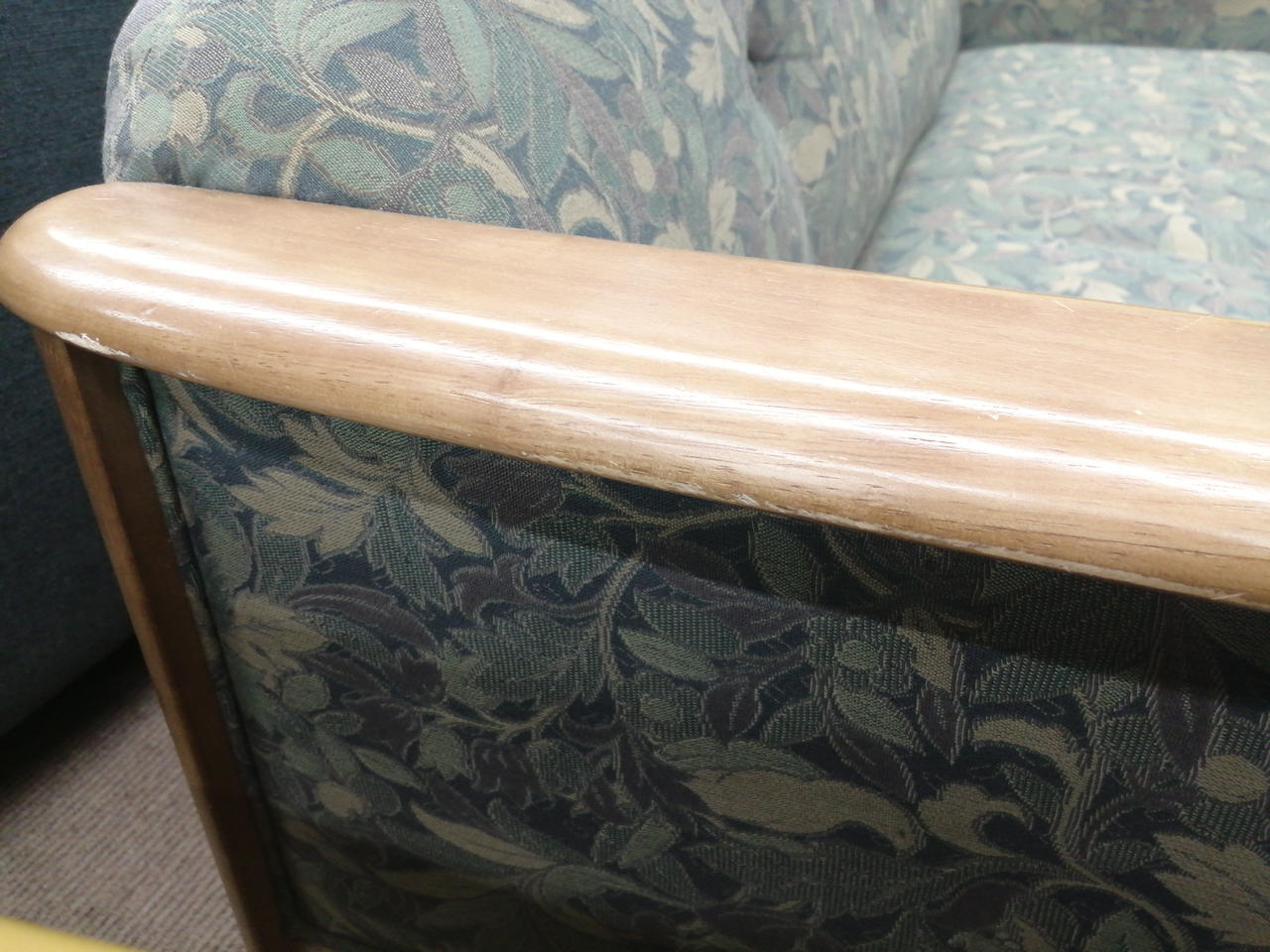 肘掛け部左右に傷有ります