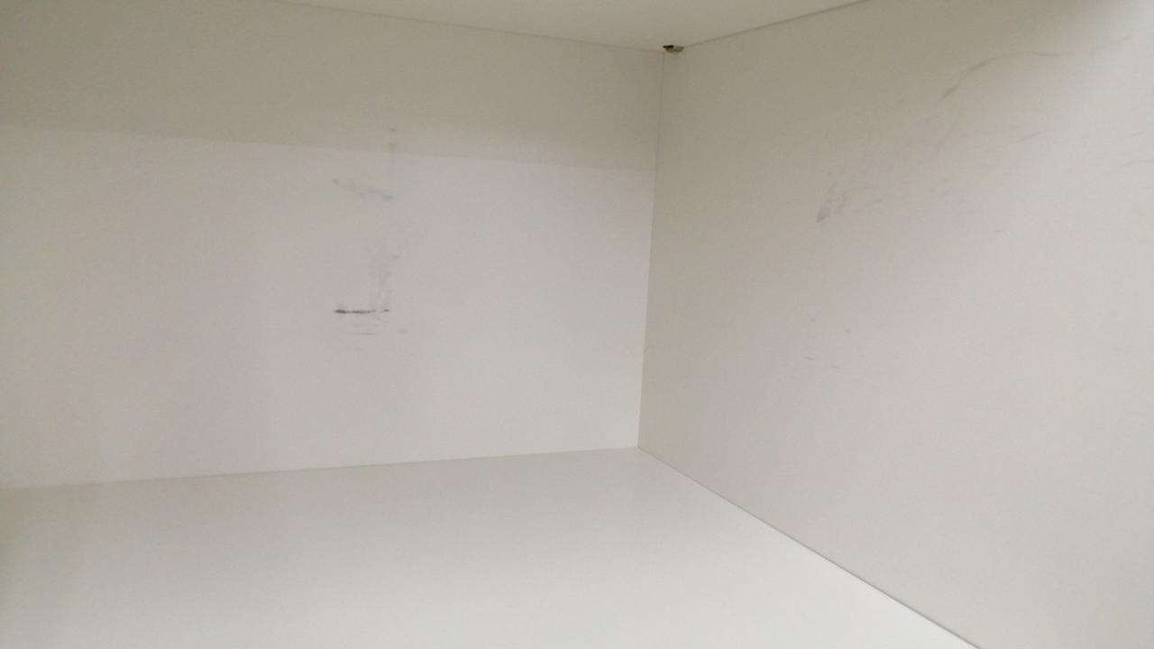 内部壁に傷と汚れが見受けられます