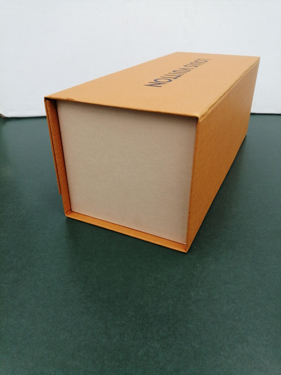 箱に少々潰れがあるところがあります