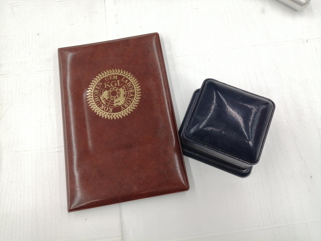 鑑別書、ケース付き。