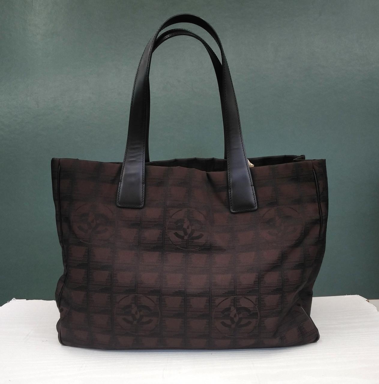 全体的に細かい汚れがあります。