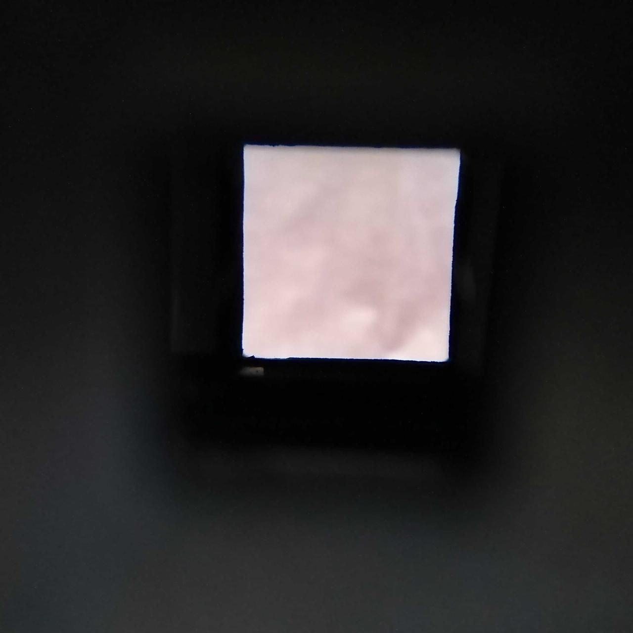 覗くと白い点が見えます