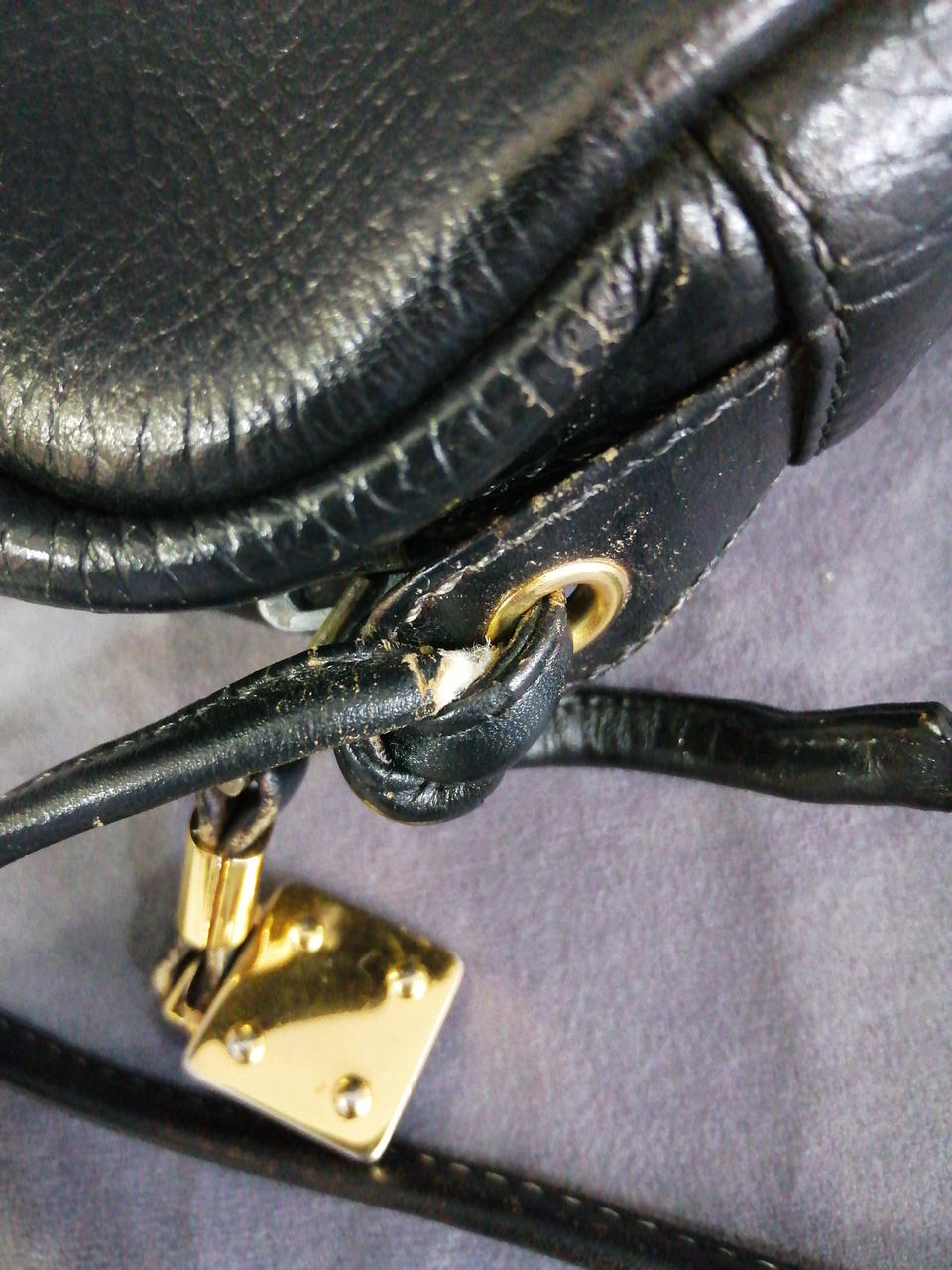 ショルダー紐の結び目がハイダメージです。