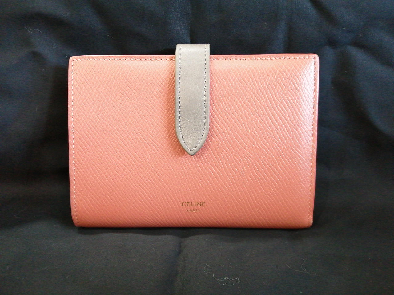 汚れ、割れ、擦れなどダメージあり