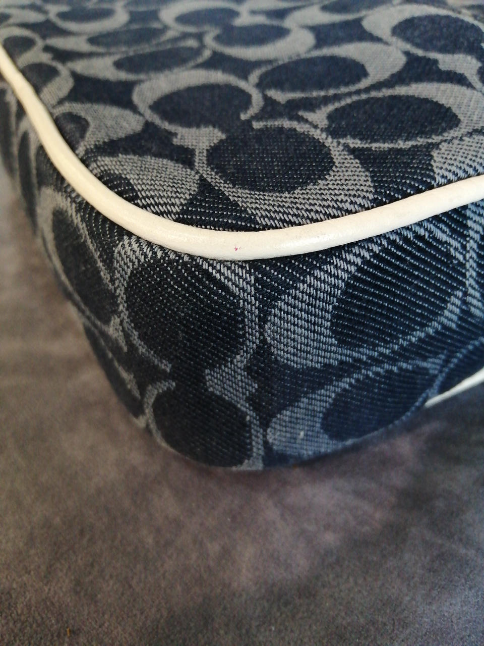 周りのフチに汚れや傷が所々あります