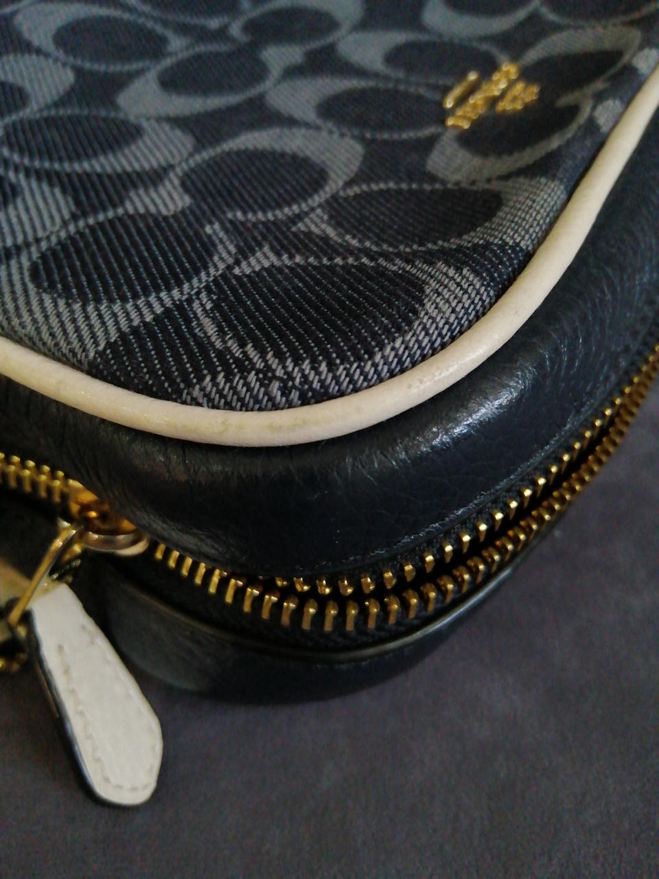 フチに汚れやキズが所々あります