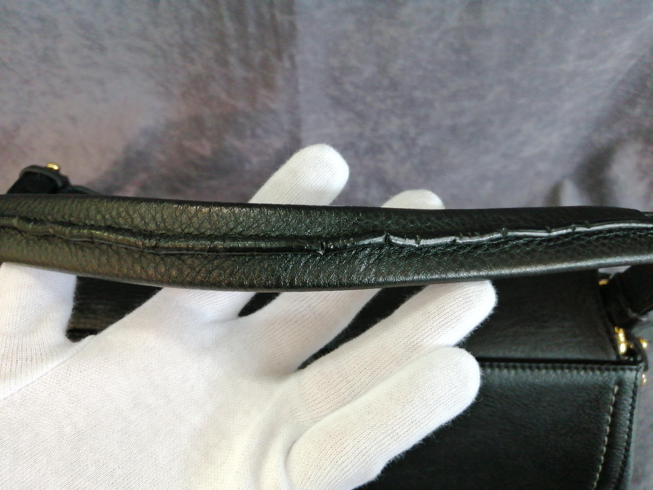 持ち手に細かく痕がついています。