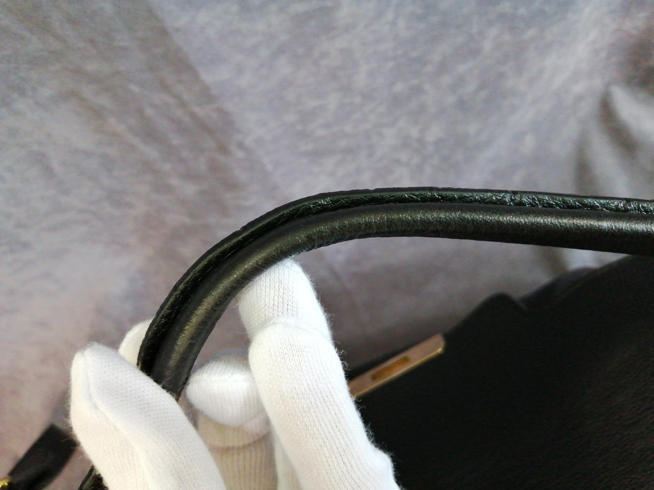 割れではなく、痕がついています。