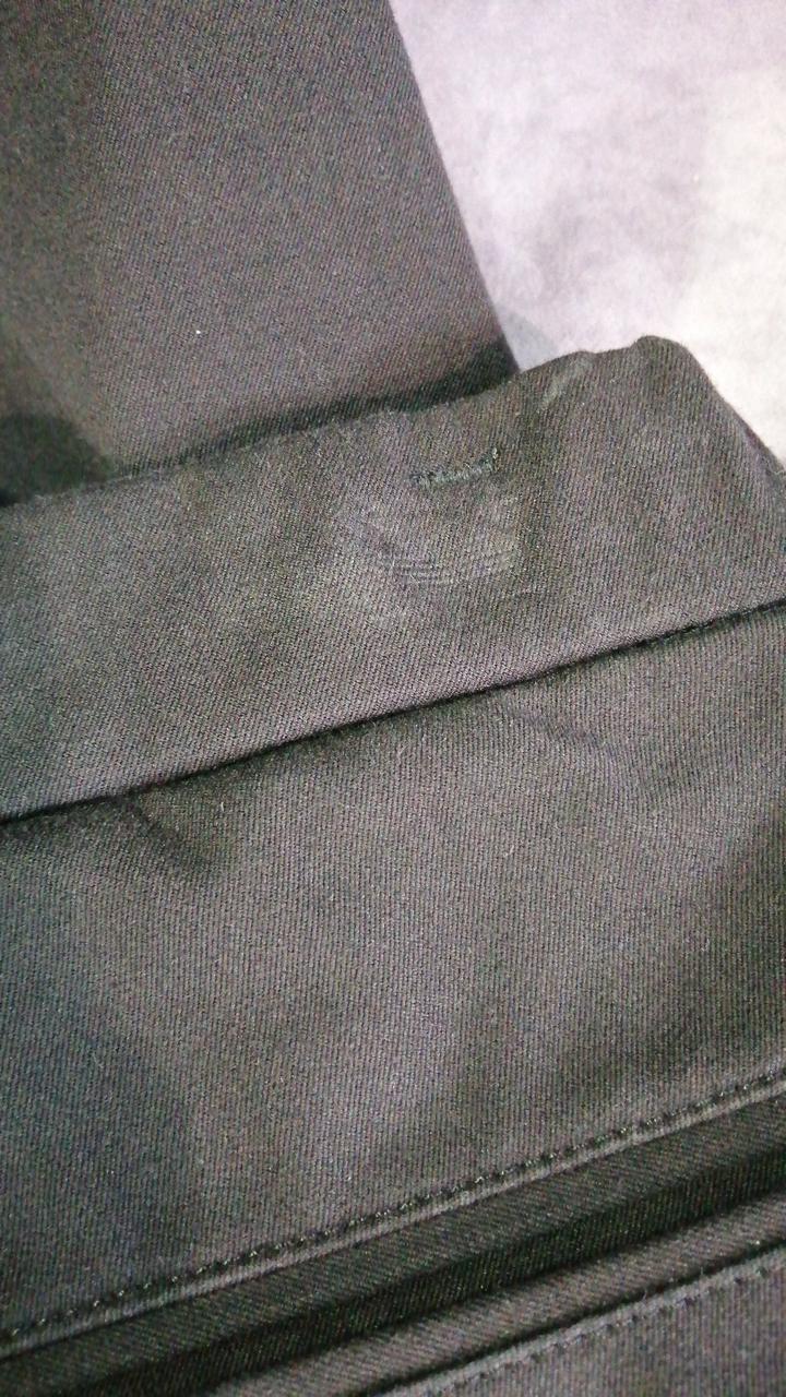 背面右ゴム部分シミあり