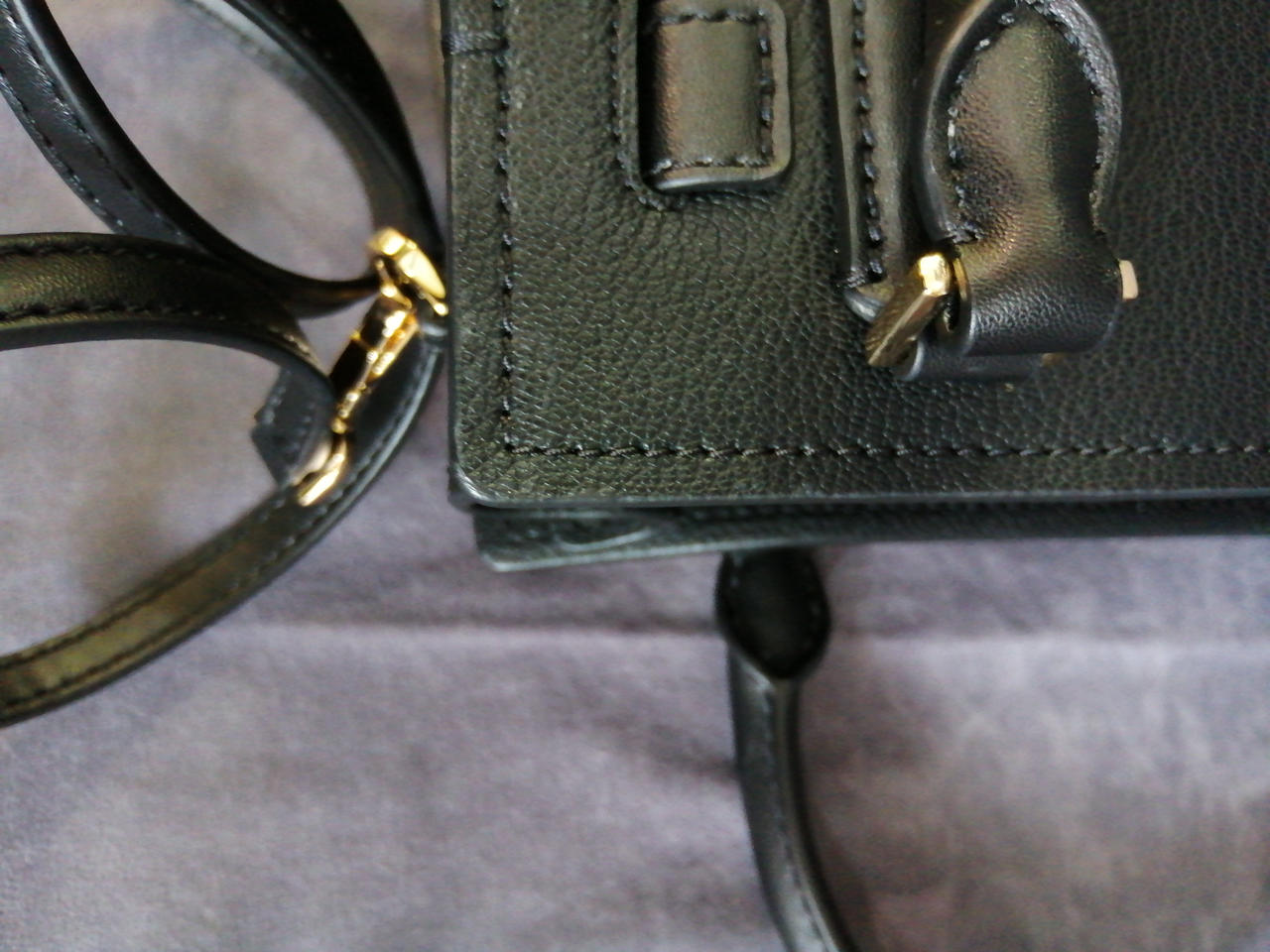 角に塗装の剥がれのようなものあり