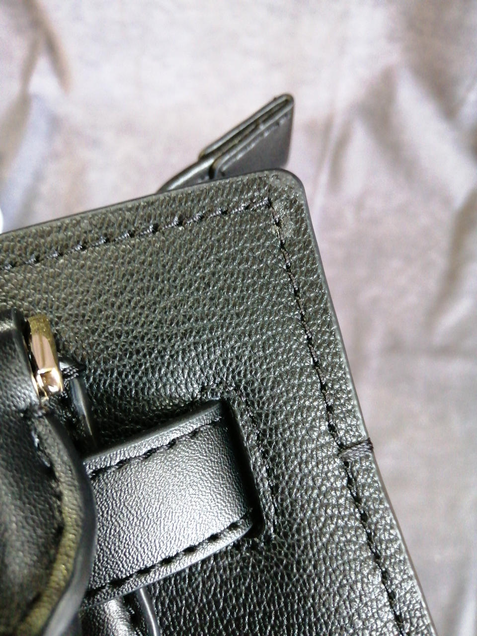 角に剥がれのようなものあり