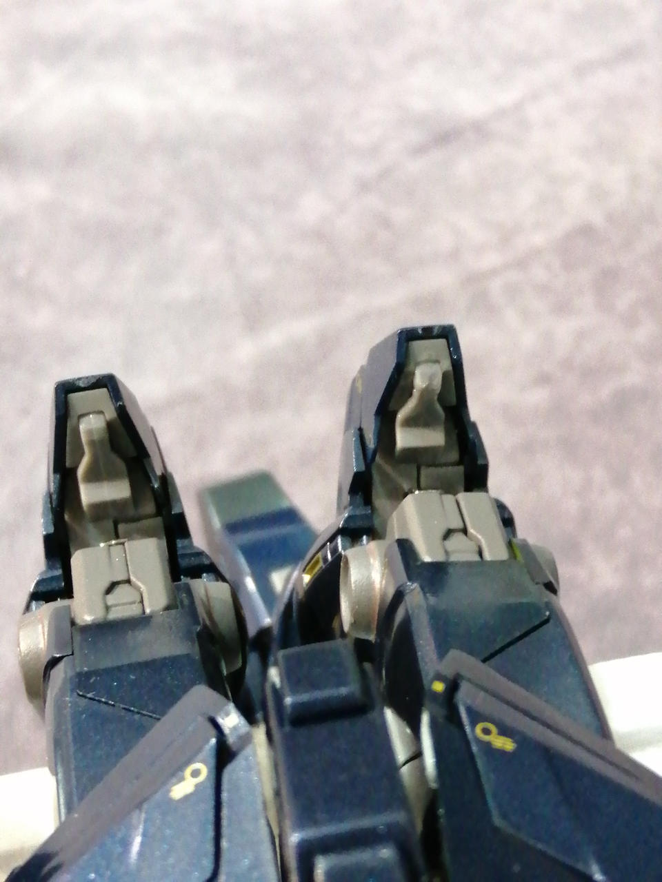 右膝の受けパーツが破損修復跡あります。