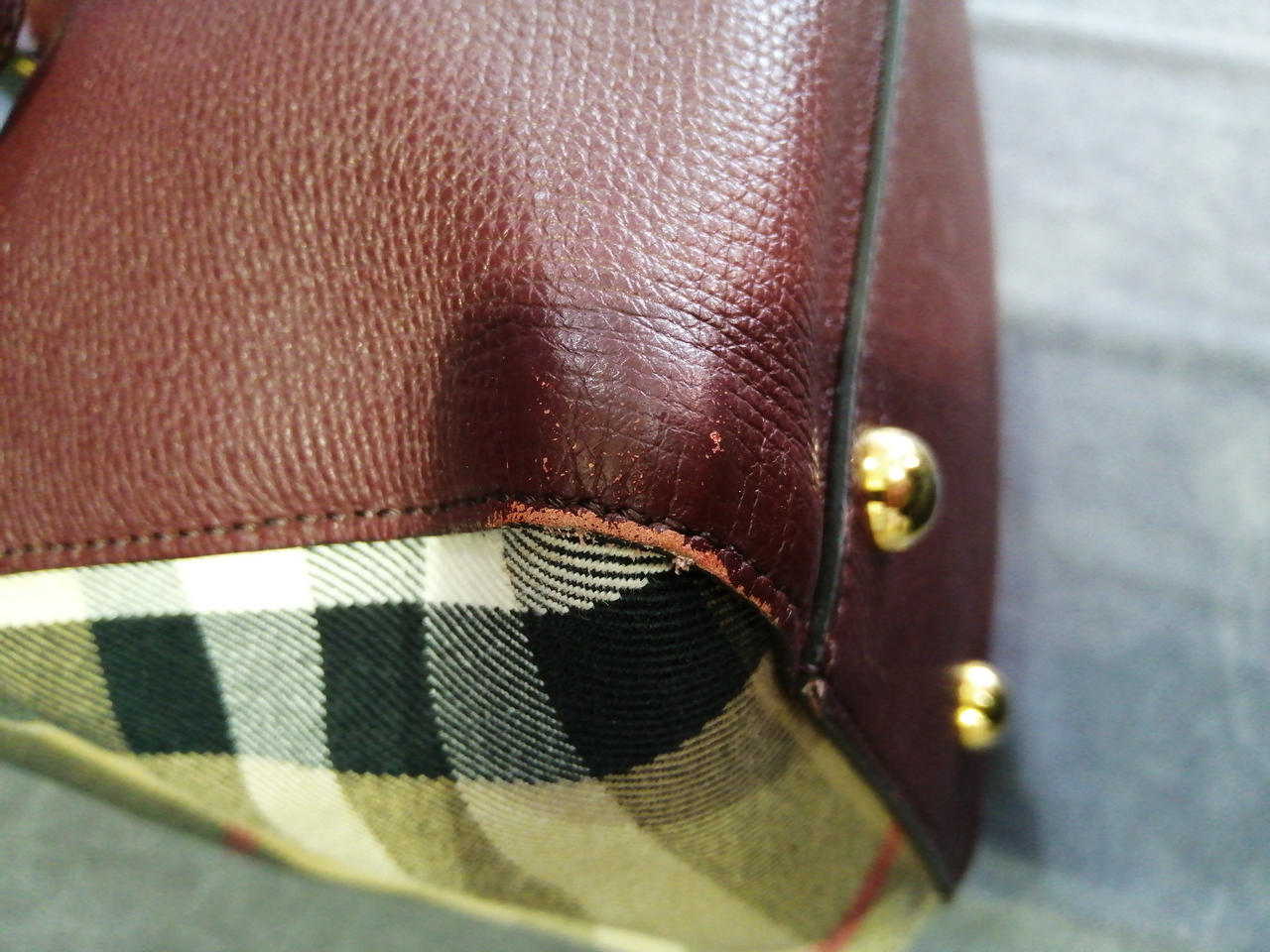 このように四つ角全てにダメージがあります