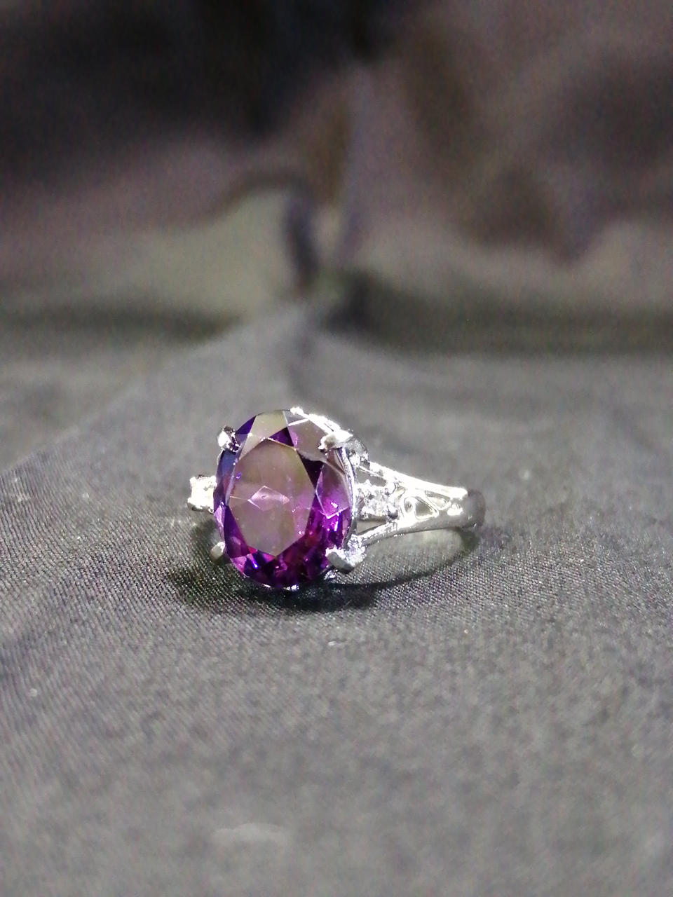 両脇の石はダイヤ
Ct表記なし