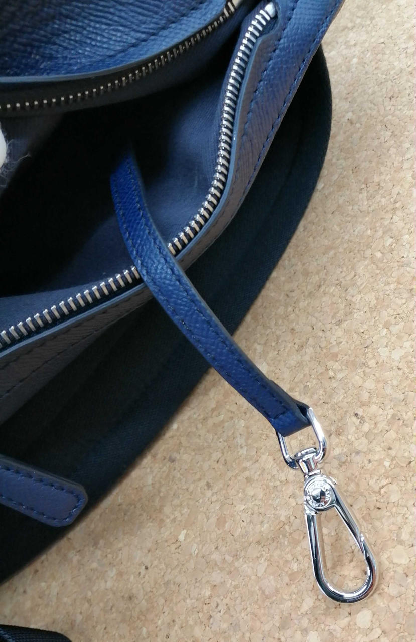 ポケット内に
キーチェーン付き