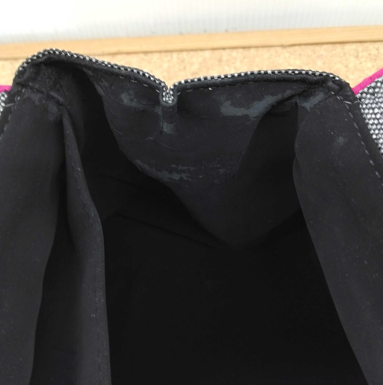 劣化の為割れ、剥がれ