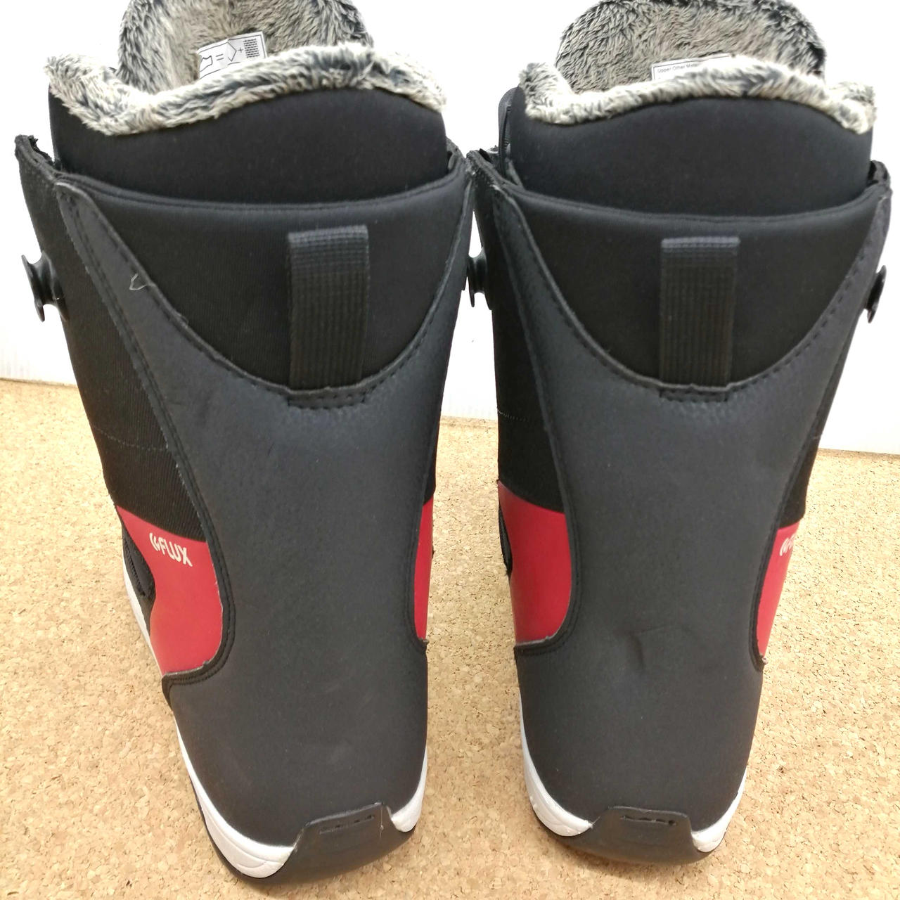 右足後ろ凹みあり