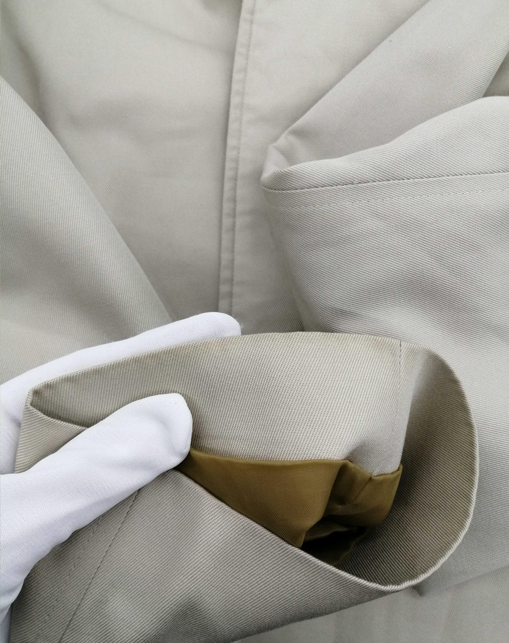 袖口にダメージ