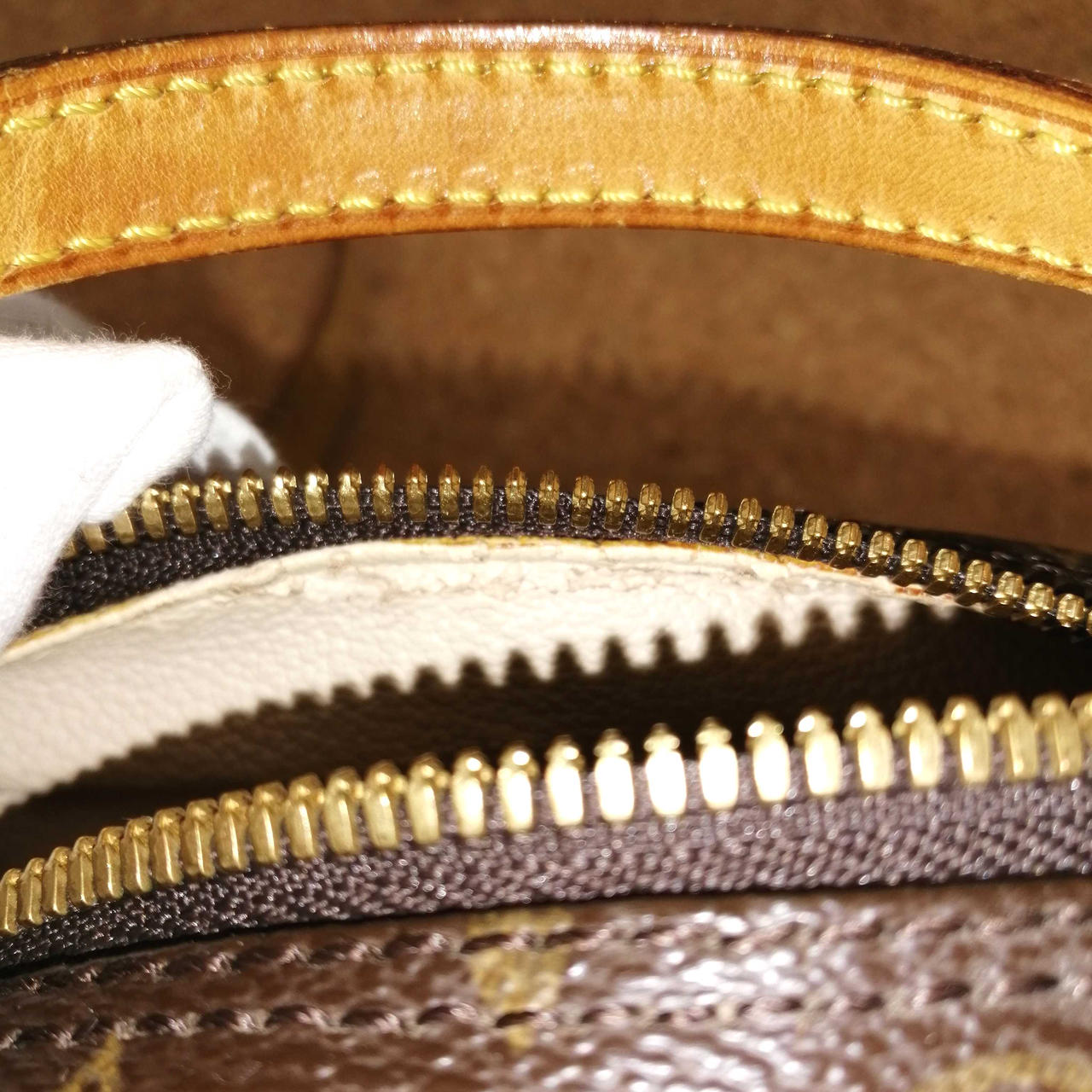 ジップ内側剥がれあり