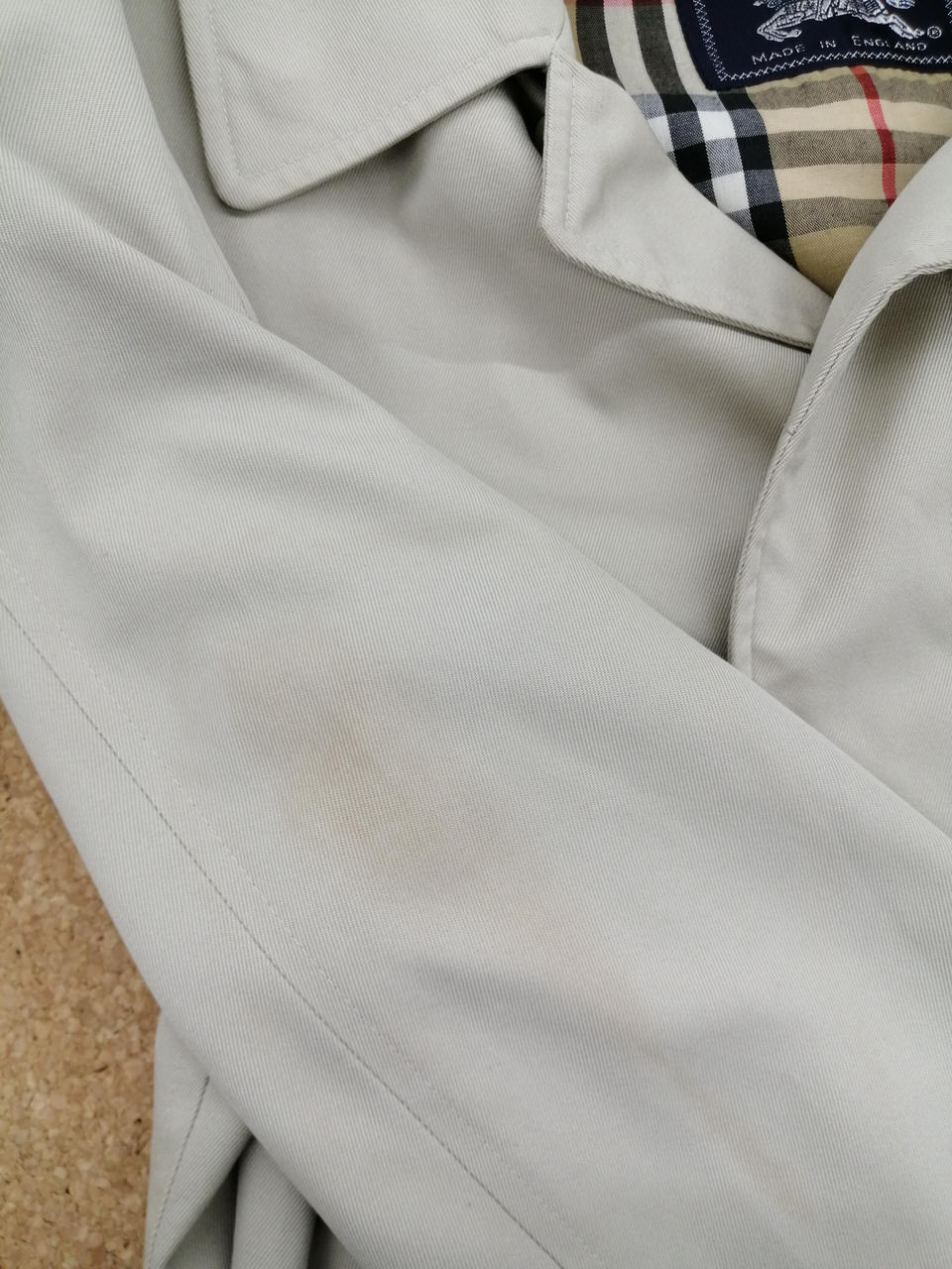 袖にダメージあり