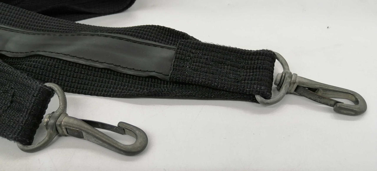 金具部分にくすみあります。